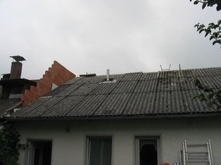 Giebelseite wird aufgemauert.