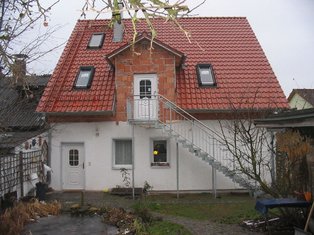 Die Außentreppe ist montiert.