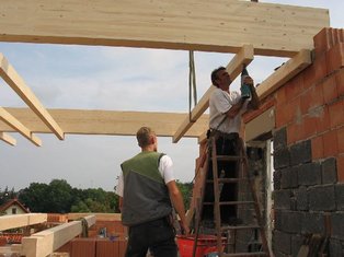 Die Deckenbalken werden montiert.